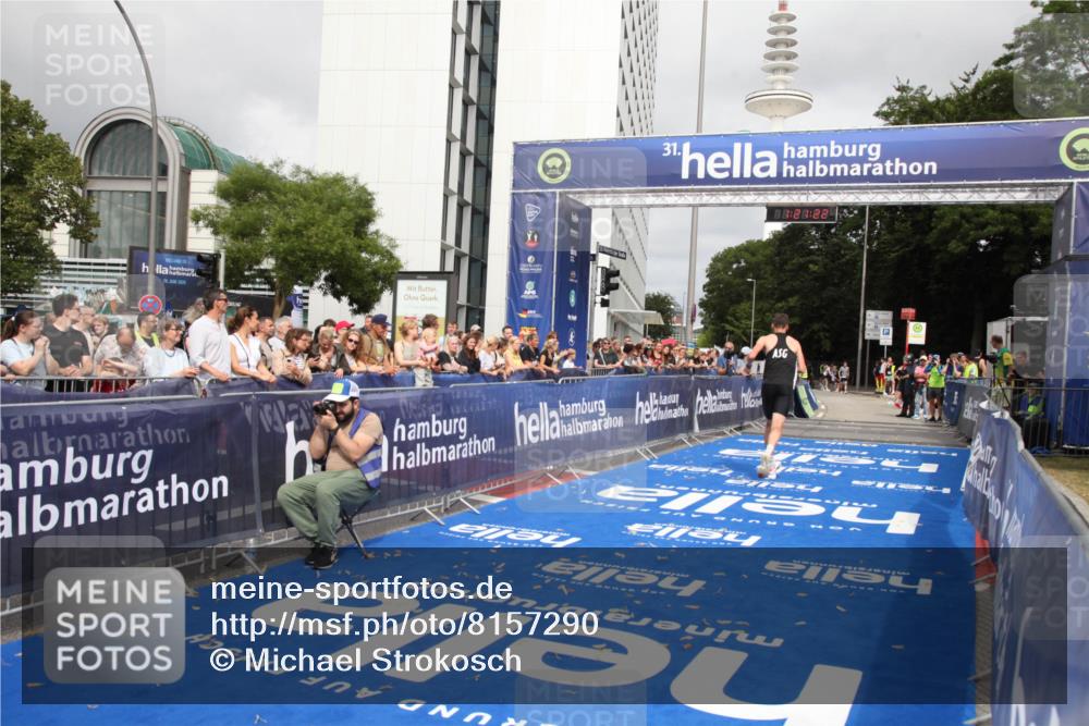29.06.2025 - hella hamburg halbmarathon Michael Strokosch http://msf.ph/oto/8157290 29.06.2025 10:21:26 Ziel 14933 meine-sportfotos.de