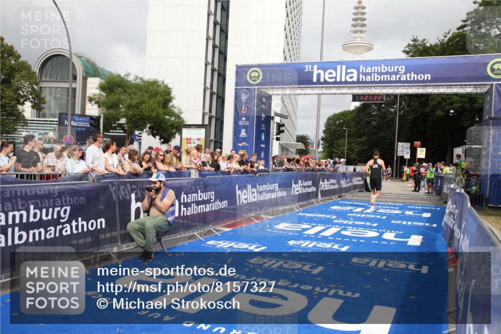 29.06.2025 - hella hamburg halbmarathon Michael Strokosch http://msf.ph/oto/8157327 29.06.2025 10:21:27 Ziel 14933 meine-sportfotos.de