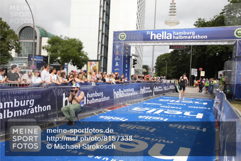29.06.2025 - hella hamburg halbmarathon Michael Strokosch http://msf.ph/oto/8157338 29.06.2025 10:21:27 Ziel 14933 meine-sportfotos.de