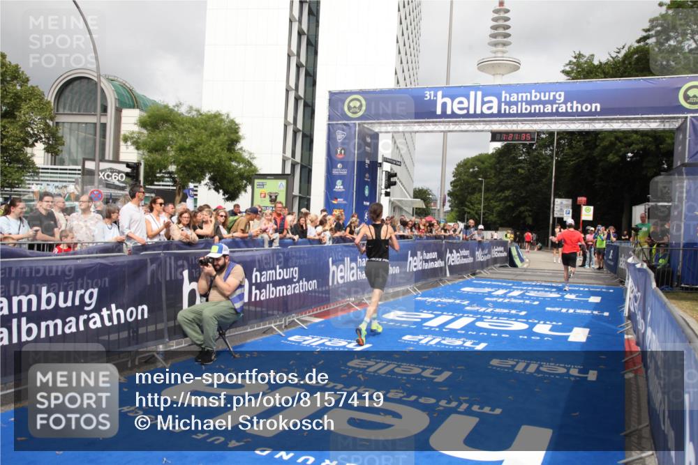 29.06.2025 - hella hamburg halbmarathon Michael Strokosch http://msf.ph/oto/8157419 29.06.2025 10:21:39 Ziel 6559, 9442, 11965, 17856 meine-sportfotos.de