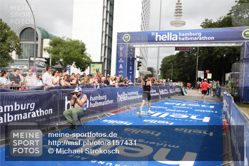 29.06.2025 - hella hamburg halbmarathon Michael Strokosch http://msf.ph/oto/8157431 29.06.2025 10:21:39 Ziel 6559, 9442, 11965, 17856 meine-sportfotos.de