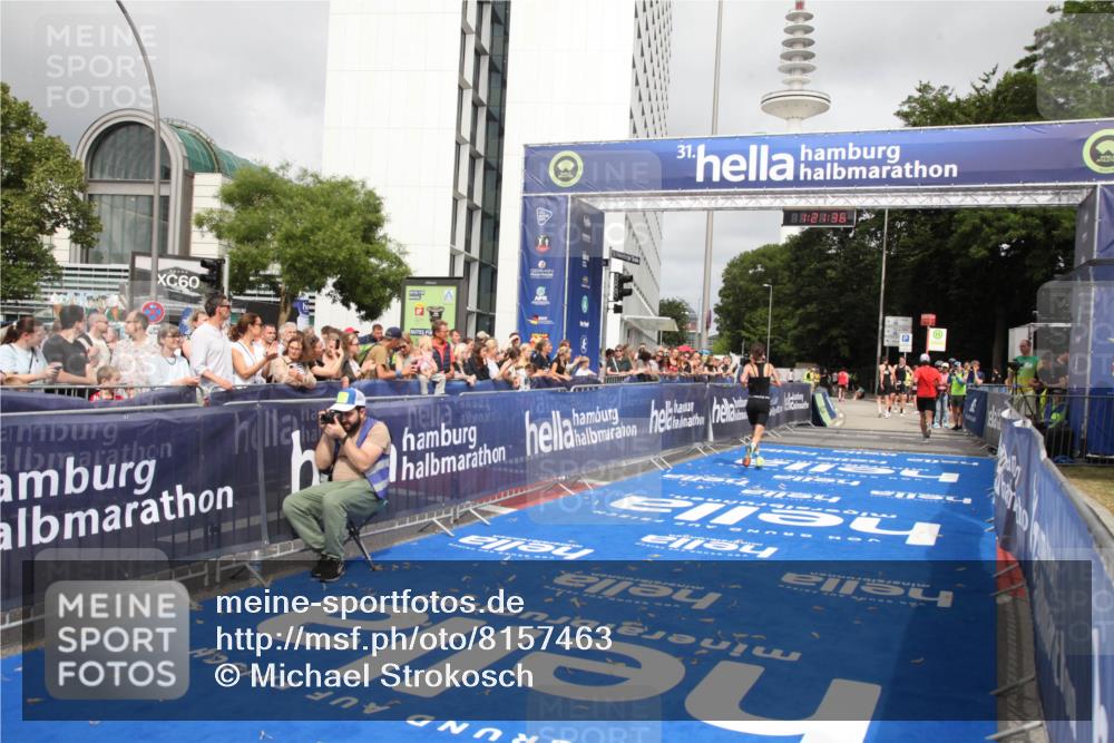 29.06.2025 - hella hamburg halbmarathon Michael Strokosch http://msf.ph/oto/8157463 29.06.2025 10:21:40 Ziel 6559, 9442, 11965, 17856 meine-sportfotos.de