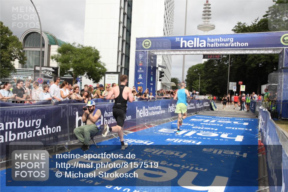 29.06.2025 - hella hamburg halbmarathon Michael Strokosch http://msf.ph/oto/8157519 29.06.2025 10:21:44 Ziel 6559, 11965 meine-sportfotos.de