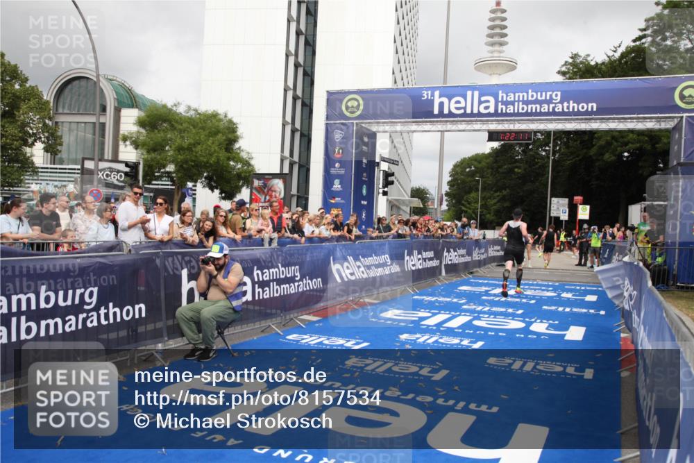 29.06.2025 - hella hamburg halbmarathon Michael Strokosch http://msf.ph/oto/8157534 29.06.2025 10:22:15 Ziel 10650, 18693 meine-sportfotos.de