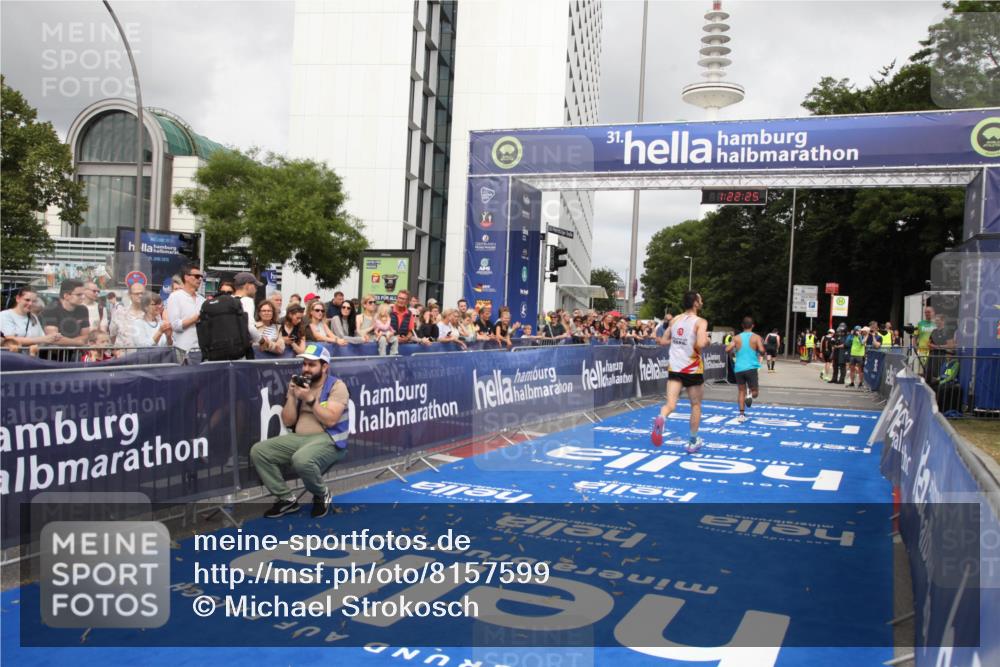 29.06.2025 - hella hamburg halbmarathon Michael Strokosch http://msf.ph/oto/8157599 29.06.2025 10:22:29 Ziel 4571, 9475 meine-sportfotos.de