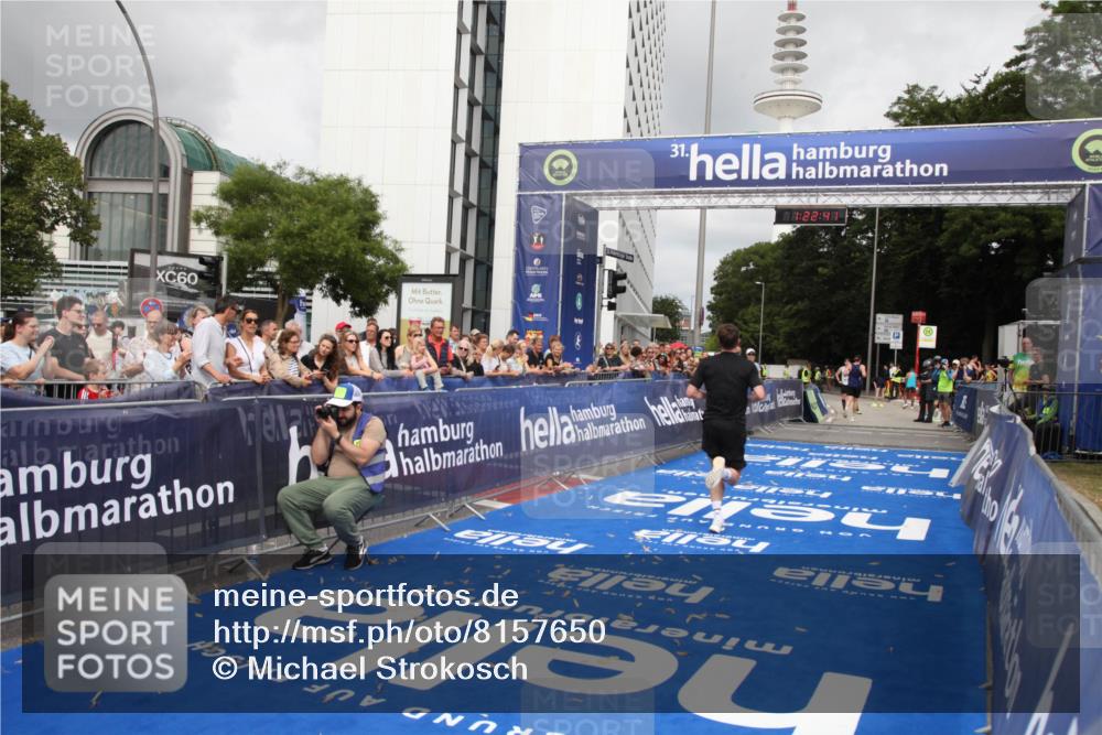 29.06.2025 - hella hamburg halbmarathon Michael Strokosch http://msf.ph/oto/8157650 29.06.2025 10:22:44 Ziel 2618, 18897 meine-sportfotos.de