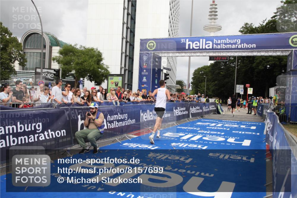 29.06.2025 - hella hamburg halbmarathon Michael Strokosch http://msf.ph/oto/8157699 29.06.2025 10:22:48 Ziel 2618, 18897 meine-sportfotos.de
