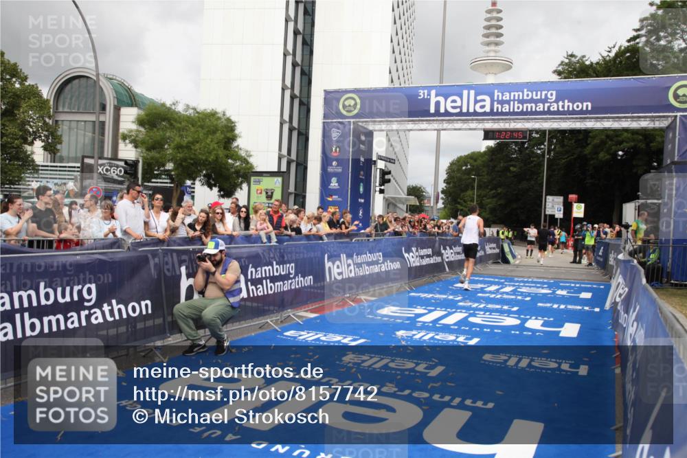 29.06.2025 - hella hamburg halbmarathon Michael Strokosch http://msf.ph/oto/8157742 29.06.2025 10:22:49 Ziel 18897 meine-sportfotos.de