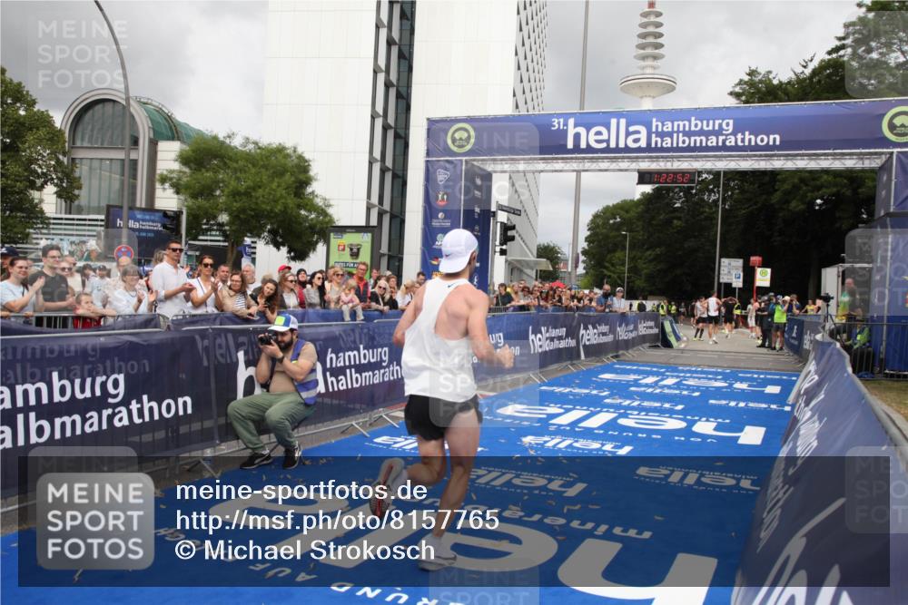 29.06.2025 - hella hamburg halbmarathon Michael Strokosch http://msf.ph/oto/8157765 29.06.2025 10:22:56 Ziel 11624, 16548 meine-sportfotos.de