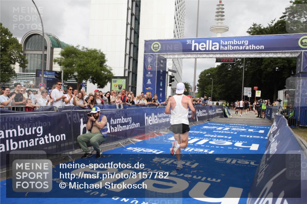 29.06.2025 - hella hamburg halbmarathon Michael Strokosch http://msf.ph/oto/8157782 29.06.2025 10:22:56 Ziel 11624, 16548 meine-sportfotos.de