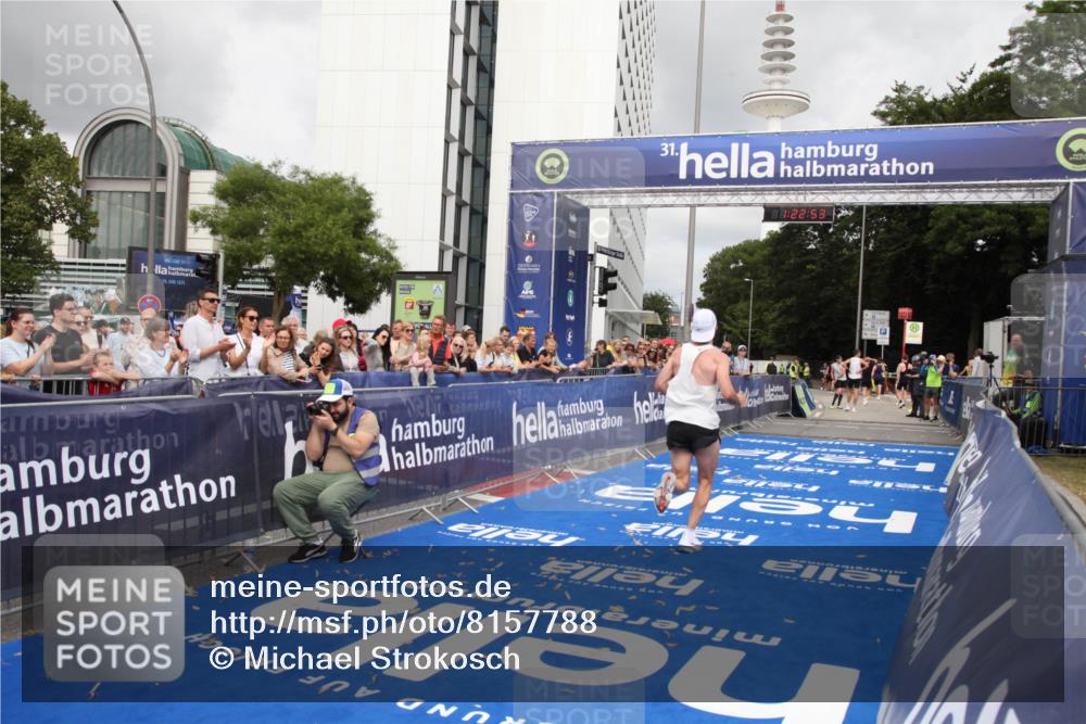 29.06.2025 - hella hamburg halbmarathon Michael Strokosch http://msf.ph/oto/8157788 29.06.2025 10:22:57 Ziel 11624, 16548 meine-sportfotos.de