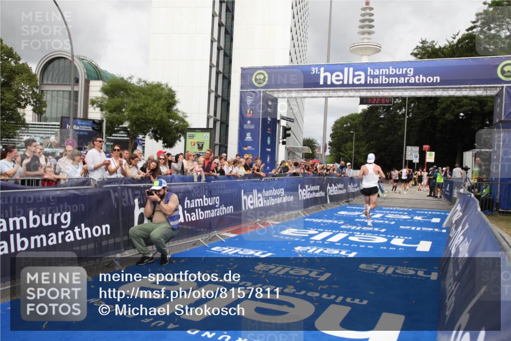 29.06.2025 - hella hamburg halbmarathon Michael Strokosch http://msf.ph/oto/8157811 29.06.2025 10:22:58 Ziel 11624, 16548, 18328 meine-sportfotos.de