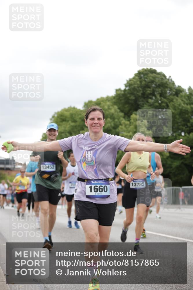 29.06.2025 - hella hamburg halbmarathon Jannik Wohlers http://msf.ph/oto/8157865 29.06.2025 11:01:31 Lombardsbrücke 1103, 1111, 1172, 1652, 1660, 2336, 2622, 2962, 3051, 3052, 3501, 3799, 3811, 3905, 3980, 4639, 4910, 4916, 5051, 5065, 5595, 6212, 6276, 6513, 6756, 6823, 7264, 7440, 7621, 7885, 7974, 8064, 8464, 8919, 9112, 9336, 9580, 10708, 11174, 11572, 11573, 11574, 11727, 11860, 11944, 12264, 13027, 13028, 13452, 13785, 14172, 14491, 14848, 15073, 15864, 16844, 17431, 17518, 17519, 18345, 18411, 18649 meine-sportfotos.de