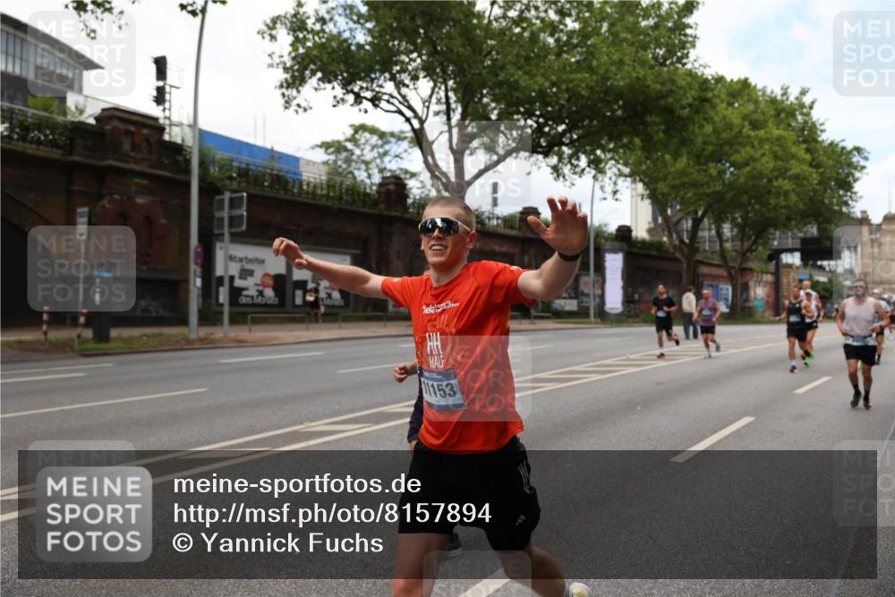29.06.2025 - hella hamburg halbmarathon Yannick Fuchs http://msf.ph/oto/8157894 29.06.2025 10:38:30 20KM 1220, 1415, 1558, 1902, 2365, 2402, 2816, 3004, 3021, 3907, 4310, 4425, 4981, 4999, 5231, 5275, 5476, 5624, 5692, 6490, 6705, 6903, 6991, 7005, 7191, 8063, 8145, 8218, 8722, 8900, 9081, 9159, 9374, 9444, 9633, 10193, 10669, 10930, 11153, 11346, 11469, 12554, 12966, 13421, 13996, 14667, 14798, 14861, 15185, 15225, 15233, 15280, 15512, 15862, 16062, 16224, 16301, 16316, 16547, 16549, 16893, 17251, 17376, 17729, 17748, 17912, 18942 meine-sportfotos.de