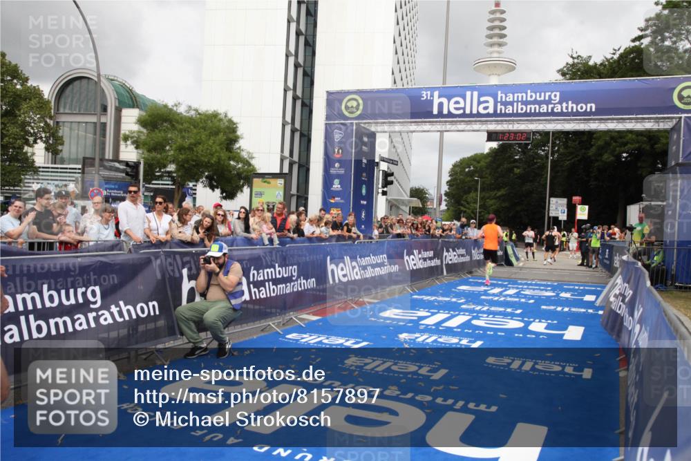 29.06.2025 - hella hamburg halbmarathon Michael Strokosch http://msf.ph/oto/8157897 29.06.2025 10:23:06 Ziel 4128, 7862, 18328 meine-sportfotos.de