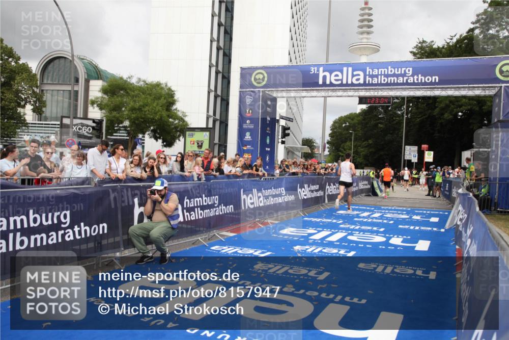 29.06.2025 - hella hamburg halbmarathon Michael Strokosch http://msf.ph/oto/8157947 29.06.2025 10:23:08 Ziel 4128, 7862, 18930 meine-sportfotos.de