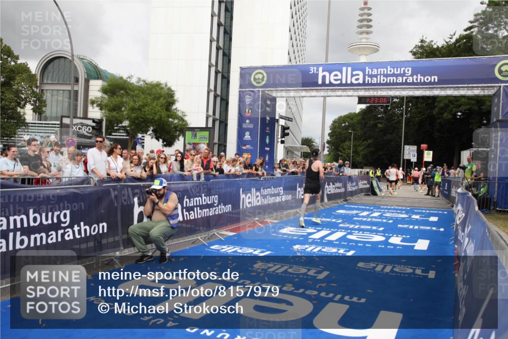 29.06.2025 - hella hamburg halbmarathon Michael Strokosch http://msf.ph/oto/8157979 29.06.2025 10:23:10 Ziel 4128, 7862, 18930 meine-sportfotos.de