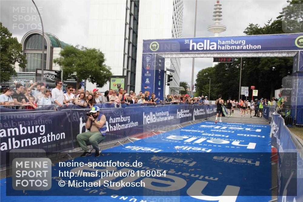 29.06.2025 - hella hamburg halbmarathon Michael Strokosch http://msf.ph/oto/8158054 29.06.2025 10:23:16 Ziel 18930 meine-sportfotos.de