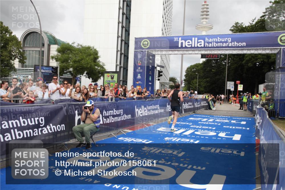 29.06.2025 - hella hamburg halbmarathon Michael Strokosch http://msf.ph/oto/8158061 29.06.2025 10:23:29 Ziel 35, 52, 9385, 17771, 19078 meine-sportfotos.de