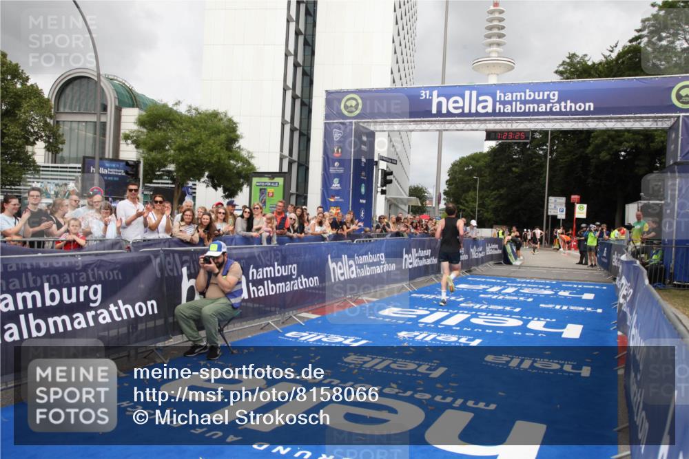 29.06.2025 - hella hamburg halbmarathon Michael Strokosch http://msf.ph/oto/8158066 29.06.2025 10:23:29 Ziel 35, 52, 9385, 17771, 19078 meine-sportfotos.de
