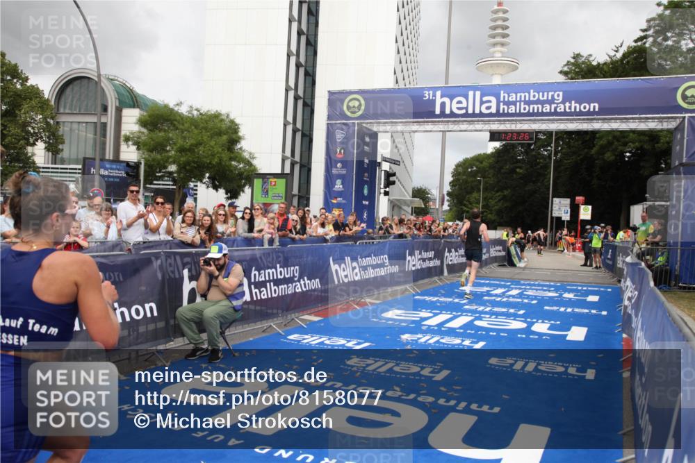29.06.2025 - hella hamburg halbmarathon Michael Strokosch http://msf.ph/oto/8158077 29.06.2025 10:23:29 Ziel 35, 52, 9385, 17771, 19078 meine-sportfotos.de