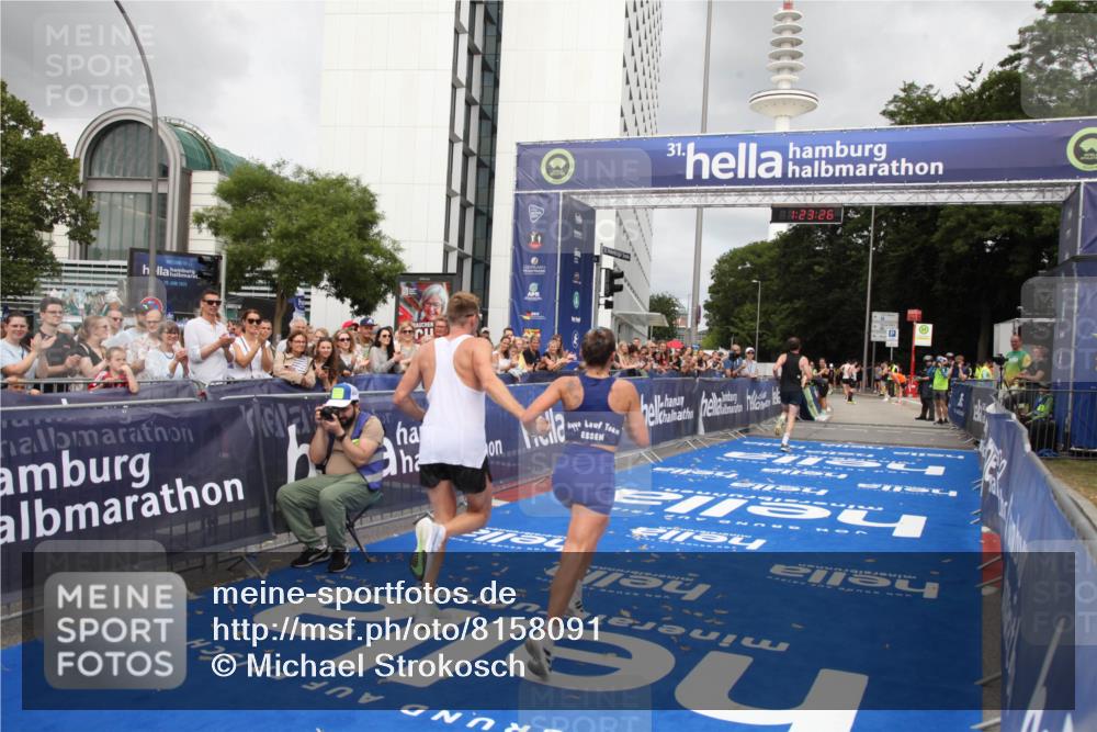 29.06.2025 - hella hamburg halbmarathon Michael Strokosch http://msf.ph/oto/8158091 29.06.2025 10:23:30 Ziel 35, 52, 9385, 17771, 19078 meine-sportfotos.de