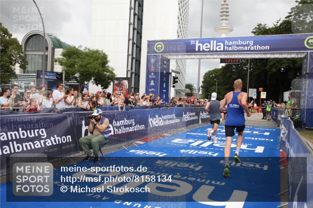29.06.2025 - hella hamburg halbmarathon Michael Strokosch http://msf.ph/oto/8158134 29.06.2025 10:23:32 Ziel 35, 52, 9385, 17771, 19078 meine-sportfotos.de