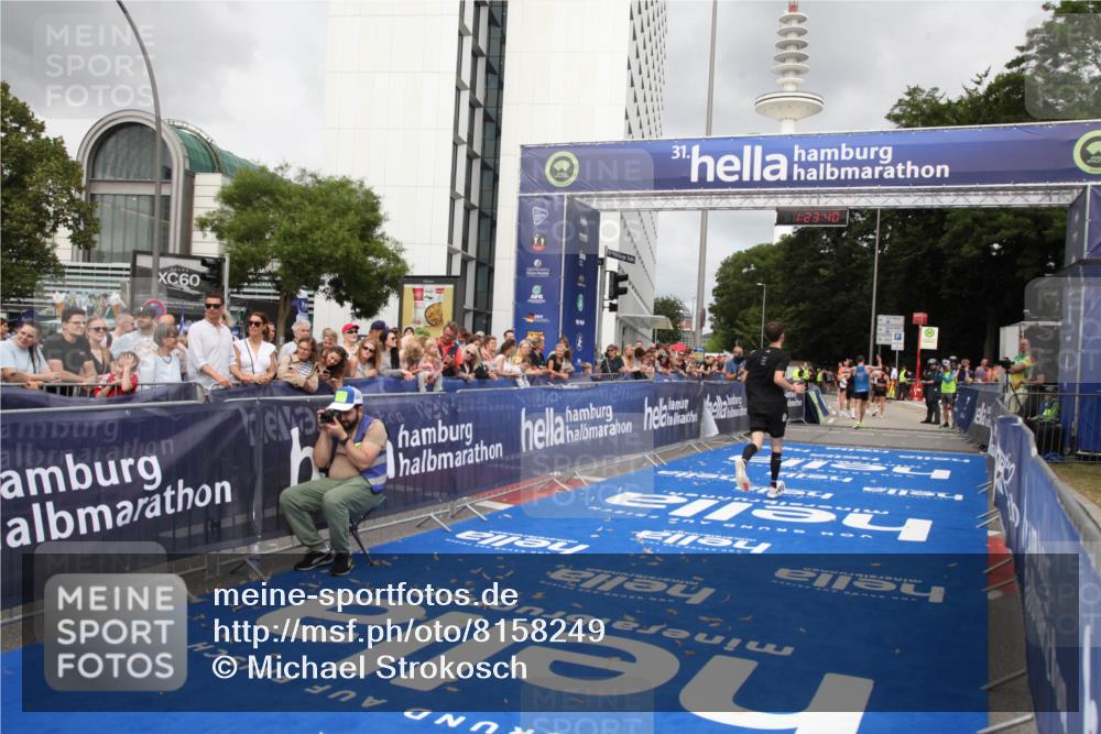 29.06.2025 - hella hamburg halbmarathon Michael Strokosch http://msf.ph/oto/8158249 29.06.2025 10:23:44 Ziel 5301, 7834, 9151 meine-sportfotos.de