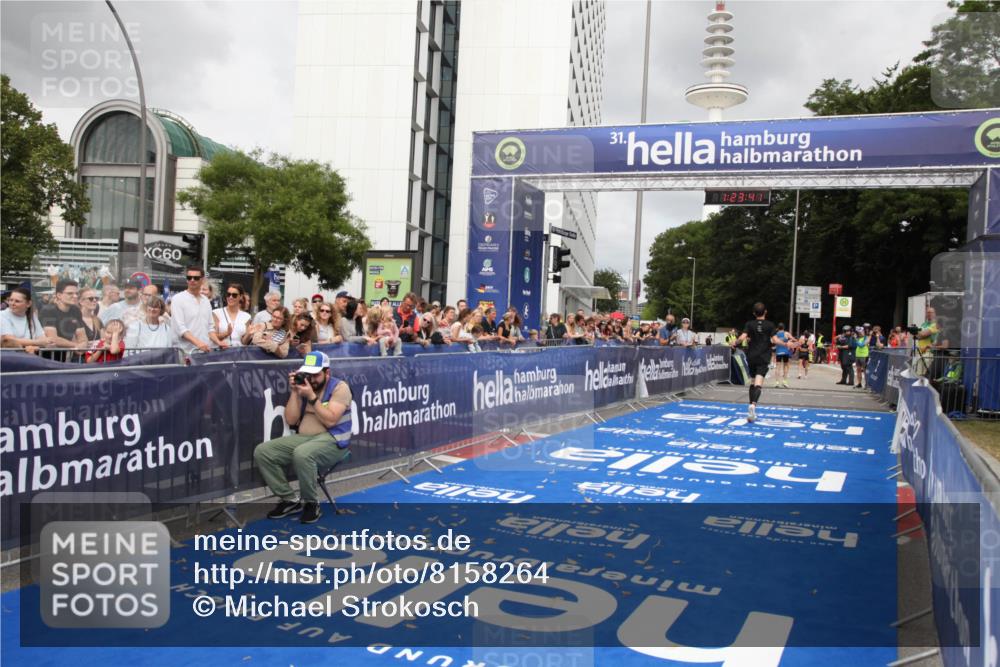 29.06.2025 - hella hamburg halbmarathon Michael Strokosch http://msf.ph/oto/8158264 29.06.2025 10:23:45 Ziel 5301, 7834, 9151 meine-sportfotos.de