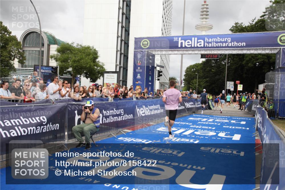 29.06.2025 - hella hamburg halbmarathon Michael Strokosch http://msf.ph/oto/8158422 29.06.2025 10:24:01 Ziel 7963, 11194, 12360, 13440, 14753 meine-sportfotos.de