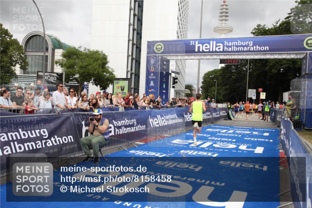 29.06.2025 - hella hamburg halbmarathon Michael Strokosch http://msf.ph/oto/8158458 29.06.2025 10:24:07 Ziel 10234, 14753 meine-sportfotos.de