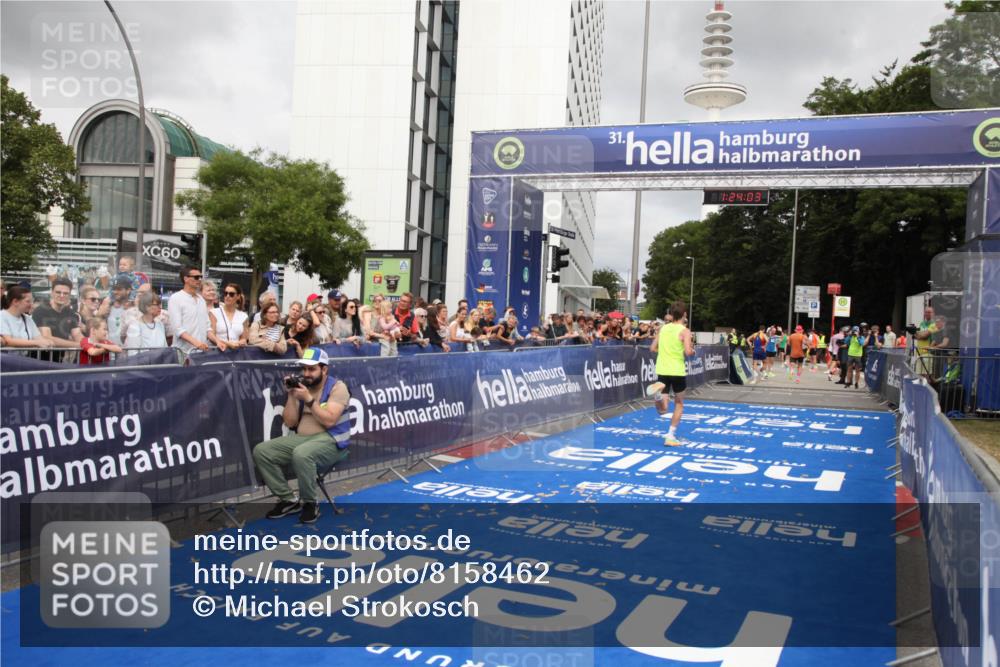 29.06.2025 - hella hamburg halbmarathon Michael Strokosch http://msf.ph/oto/8158462 29.06.2025 10:24:07 Ziel 10234, 14753 meine-sportfotos.de