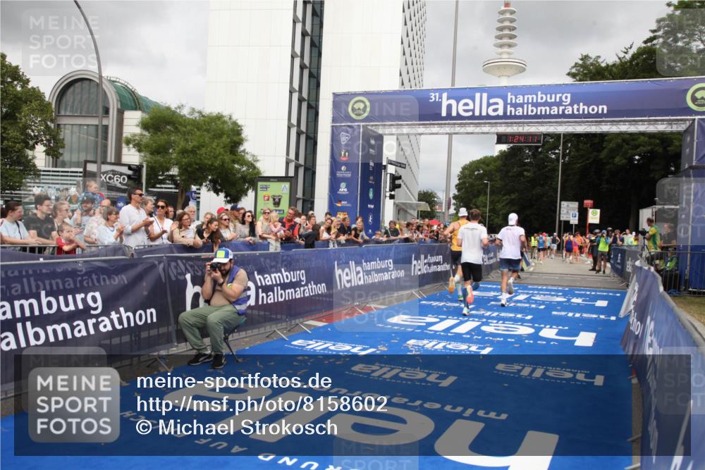 29.06.2025 - hella hamburg halbmarathon Michael Strokosch http://msf.ph/oto/8158602 29.06.2025 10:24:14 Ziel 7331, 9269, 10234, 17614, 18569, 19041 meine-sportfotos.de
