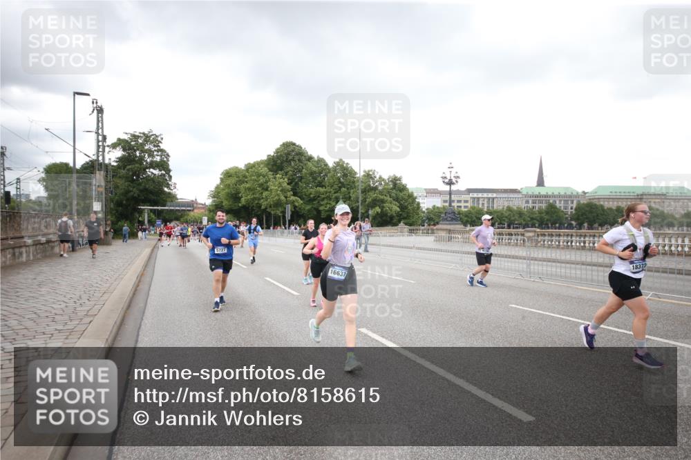 29.06.2025 - hella hamburg halbmarathon Jannik Wohlers http://msf.ph/oto/8158615 29.06.2025 10:54:33 Lombardsbrücke 2566, 2632, 3002, 3274, 4191, 4192, 5392, 5500, 5727, 5882, 6839, 7238, 8012, 8186, 9596, 10109, 10686, 11226, 11788, 11908, 12147, 12148, 12240, 13283, 13548, 13944, 13945, 13979, 13980, 14752, 15271, 15553, 16057, 16432, 16433, 16443, 16637, 16664, 16665, 17090, 18168, 18372 meine-sportfotos.de