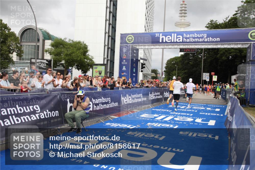 29.06.2025 - hella hamburg halbmarathon Michael Strokosch http://msf.ph/oto/8158617 29.06.2025 10:24:15 Ziel 6816, 7331, 9269, 10234, 17614, 18569, 19041 meine-sportfotos.de