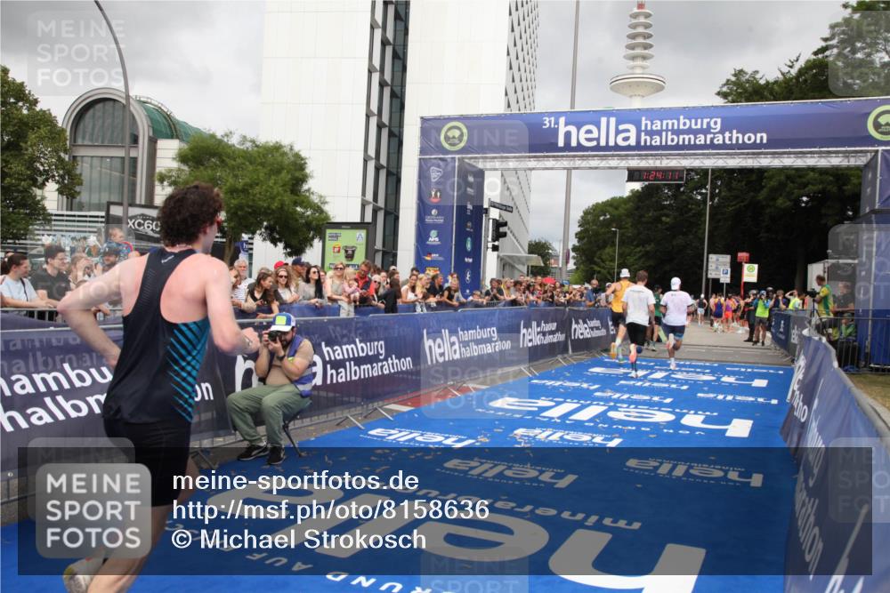 29.06.2025 - hella hamburg halbmarathon Michael Strokosch http://msf.ph/oto/8158636 29.06.2025 10:24:15 Ziel 6816, 7331, 9269, 10234, 17614, 18569, 19041 meine-sportfotos.de