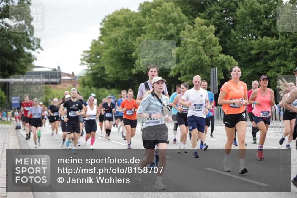 29.06.2025 - hella hamburg halbmarathon Jannik Wohlers http://msf.ph/oto/8158707 29.06.2025 11:01:53 Lombardsbrücke 2292, 2598, 2747, 2749, 2752, 2753, 2824, 3402, 3403, 4629, 4727, 4743, 5207, 5320, 5325, 6491, 6766, 6767, 7342, 7521, 8204, 8697, 9854, 9890, 9990, 9993, 10239, 10889, 11206, 11220, 12769, 12771, 13041, 13336, 13557, 13888, 13964, 14394, 14913, 15055, 15903, 16917, 17340, 17867, 18667 meine-sportfotos.de