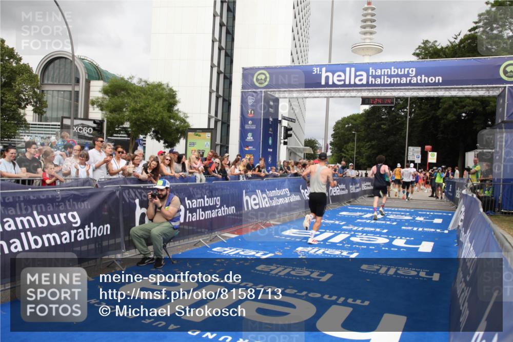 29.06.2025 - hella hamburg halbmarathon Michael Strokosch http://msf.ph/oto/8158713 29.06.2025 10:24:18 Ziel 5612, 6816, 7331, 18569 meine-sportfotos.de