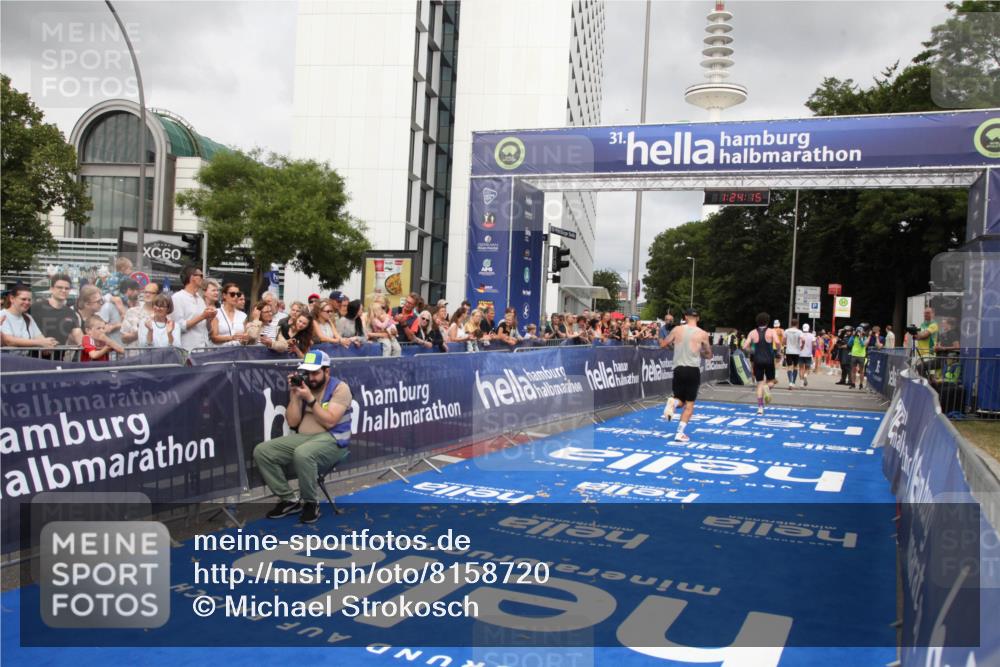 29.06.2025 - hella hamburg halbmarathon Michael Strokosch http://msf.ph/oto/8158720 29.06.2025 10:24:18 Ziel 5612, 6816, 7331, 18569 meine-sportfotos.de