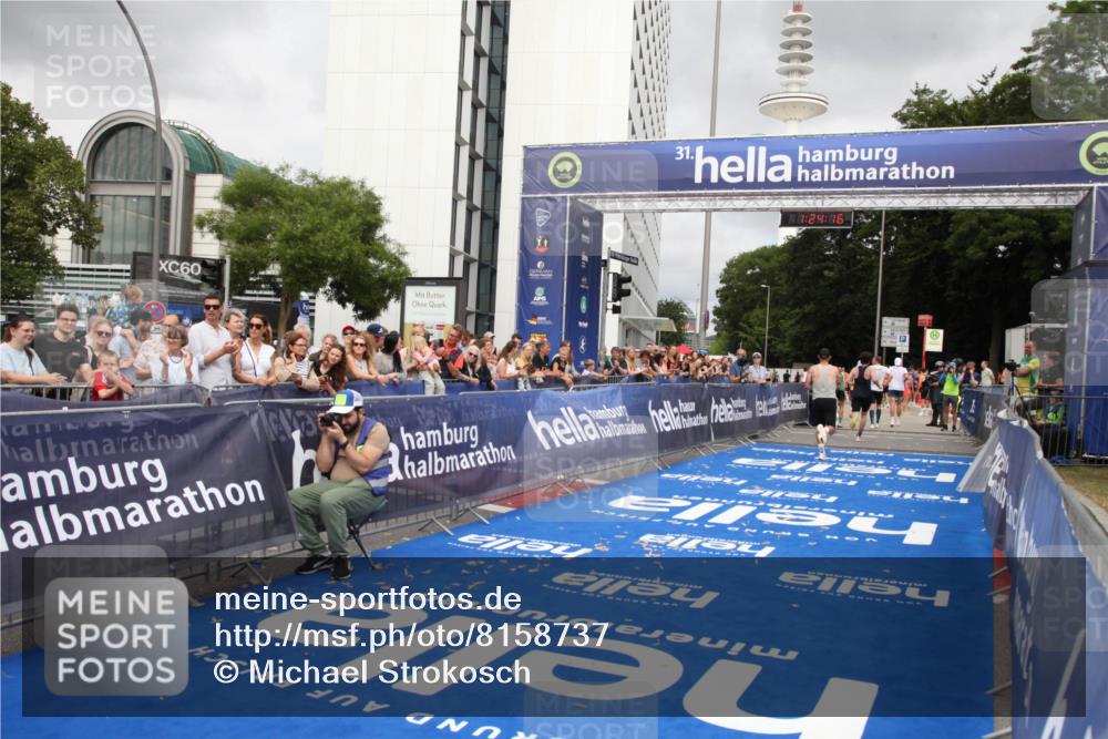 29.06.2025 - hella hamburg halbmarathon Michael Strokosch http://msf.ph/oto/8158737 29.06.2025 10:24:19 Ziel 5612, 6816, 7331, 18569 meine-sportfotos.de
