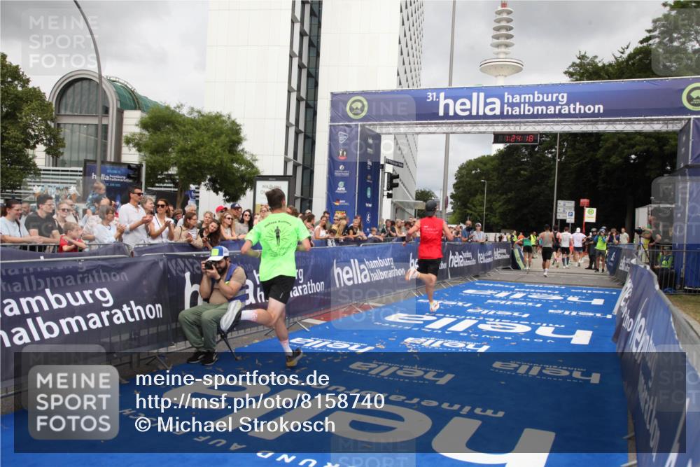 29.06.2025 - hella hamburg halbmarathon Michael Strokosch http://msf.ph/oto/8158740 29.06.2025 10:24:22 Ziel 5612, 6816, 18695 meine-sportfotos.de