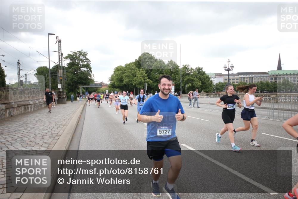 29.06.2025 - hella hamburg halbmarathon Jannik Wohlers http://msf.ph/oto/8158761 29.06.2025 10:54:35 Lombardsbrücke 2566, 2632, 3002, 3274, 4191, 4192, 5392, 5500, 5727, 6839, 6944, 7238, 8186, 9596, 10109, 10686, 11226, 11737, 11788, 11908, 12147, 12148, 12240, 13283, 13548, 13944, 13945, 13979, 13980, 14515, 14651, 14752, 15553, 16057, 16432, 16433, 16637, 16664, 16665, 17090, 18372 meine-sportfotos.de