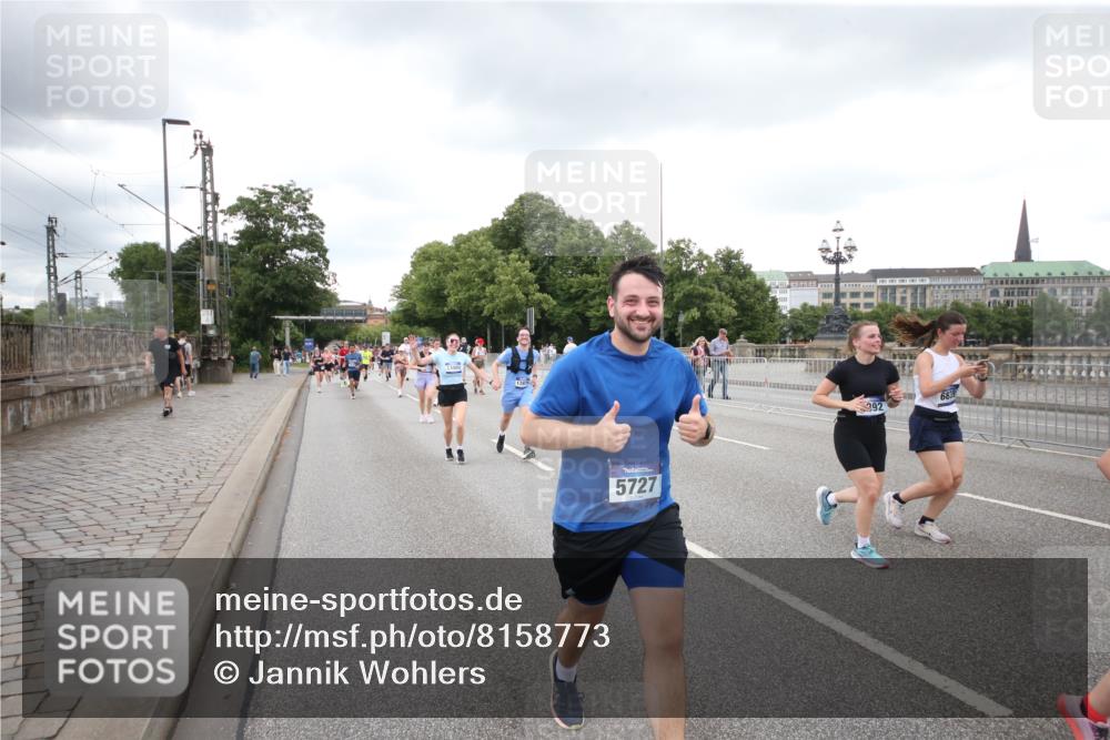 29.06.2025 - hella hamburg halbmarathon Jannik Wohlers http://msf.ph/oto/8158773 29.06.2025 10:54:35 Lombardsbrücke 2566, 2632, 3002, 3274, 4191, 4192, 5392, 5500, 5727, 6839, 6944, 7238, 8186, 9596, 10109, 10686, 11226, 11737, 11788, 11908, 12147, 12148, 12240, 13283, 13548, 13944, 13945, 13979, 13980, 14515, 14651, 14752, 15553, 16057, 16432, 16433, 16637, 16664, 16665, 17090, 18372 meine-sportfotos.de