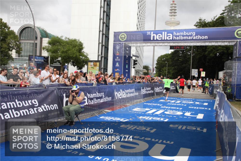 29.06.2025 - hella hamburg halbmarathon Michael Strokosch http://msf.ph/oto/8158774 29.06.2025 10:24:23 Ziel 5612, 6816, 18695 meine-sportfotos.de