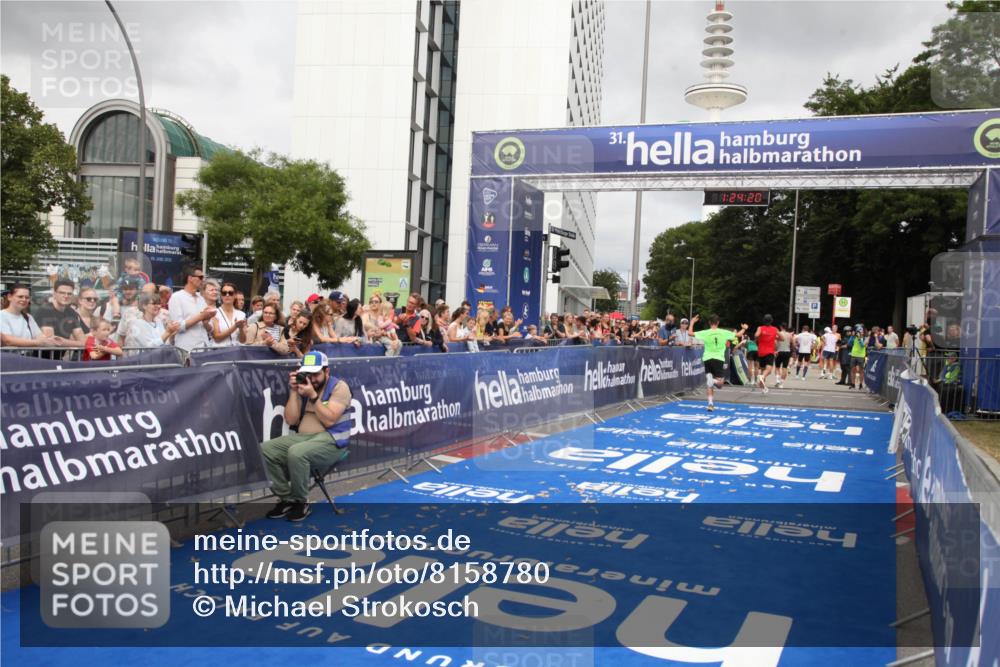 29.06.2025 - hella hamburg halbmarathon Michael Strokosch http://msf.ph/oto/8158780 29.06.2025 10:24:24 Ziel 5612, 6816, 18695 meine-sportfotos.de