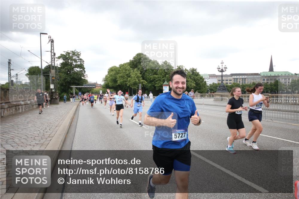 29.06.2025 - hella hamburg halbmarathon Jannik Wohlers http://msf.ph/oto/8158786 29.06.2025 10:54:35 Lombardsbrücke 2566, 2632, 3002, 3274, 4191, 4192, 5392, 5500, 5727, 6839, 6944, 7238, 8186, 9596, 10109, 10686, 11226, 11737, 11788, 11908, 12147, 12148, 12240, 13283, 13548, 13944, 13945, 13979, 13980, 14515, 14651, 14752, 15553, 16057, 16432, 16433, 16637, 16664, 16665, 17090, 18372 meine-sportfotos.de