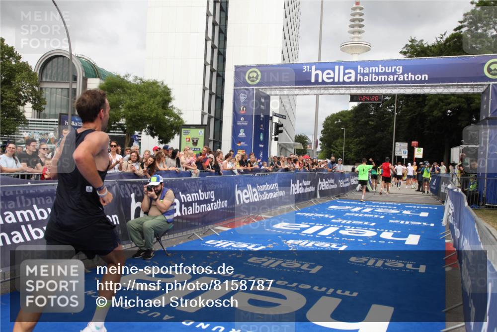 29.06.2025 - hella hamburg halbmarathon Michael Strokosch http://msf.ph/oto/8158787 29.06.2025 10:24:24 Ziel 5612, 6816, 18695 meine-sportfotos.de