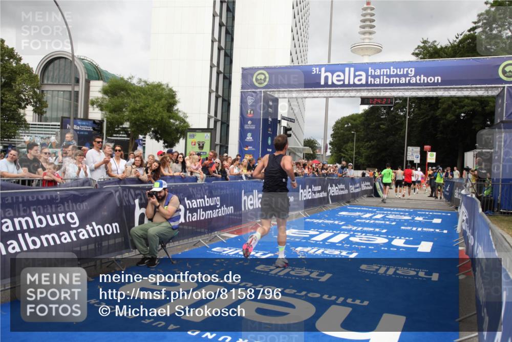 29.06.2025 - hella hamburg halbmarathon Michael Strokosch http://msf.ph/oto/8158796 29.06.2025 10:24:25 Ziel 5612, 18695 meine-sportfotos.de