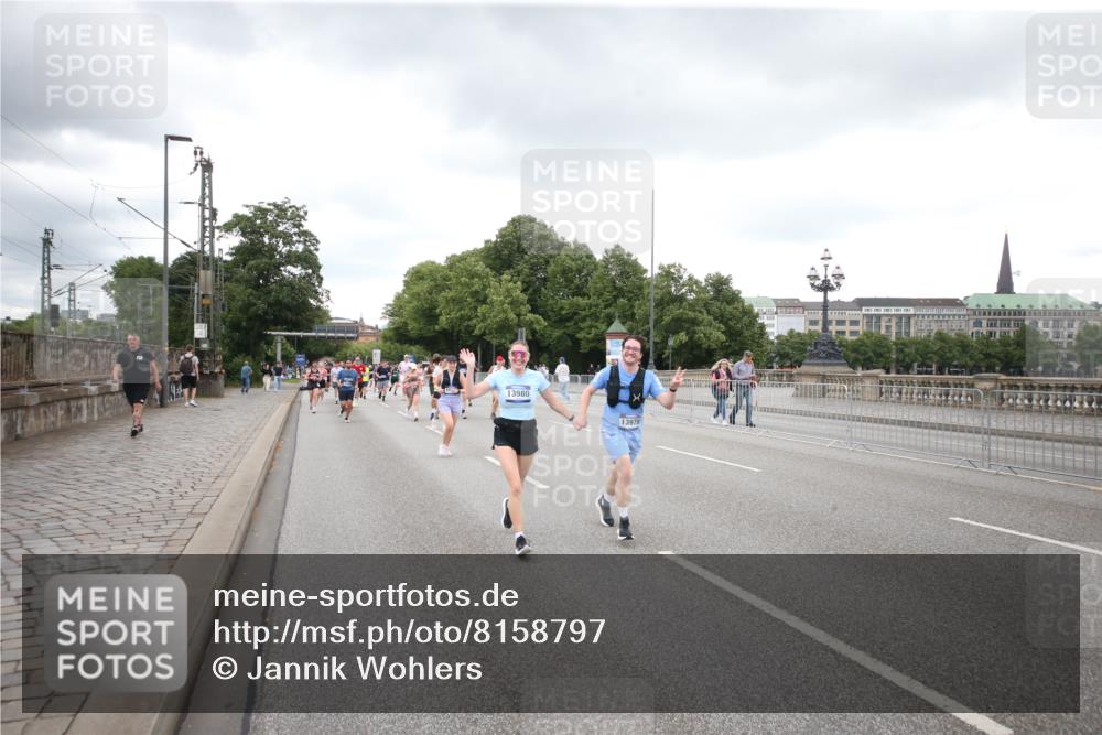 29.06.2025 - hella hamburg halbmarathon Jannik Wohlers http://msf.ph/oto/8158797 29.06.2025 10:54:36 Lombardsbrücke 2452, 2566, 3002, 3274, 4191, 4192, 5392, 5500, 5727, 6395, 6396, 6839, 6944, 7238, 8186, 9596, 10109, 10686, 11226, 11737, 11788, 11908, 12147, 12148, 12240, 13283, 13548, 13944, 13945, 13979, 13980, 14515, 14651, 14752, 16057, 16432, 16433, 16637, 16664, 16665, 17090, 18372 meine-sportfotos.de