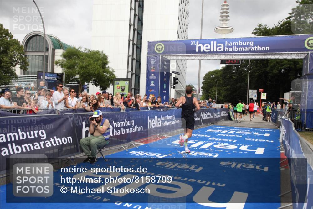 29.06.2025 - hella hamburg halbmarathon Michael Strokosch http://msf.ph/oto/8158799 29.06.2025 10:24:25 Ziel 5612, 18695 meine-sportfotos.de
